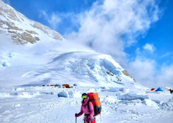 Regresa Elena Cortés de su expedición por el Monte Denali en Alaska