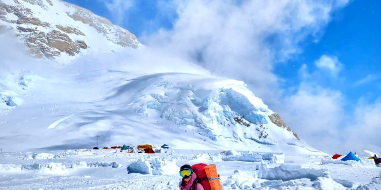 Regresa Elena Cortés de su expedición por el Monte Denali en Alaska