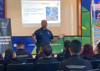 FIBA imparte conferencias a arbitros nacionales