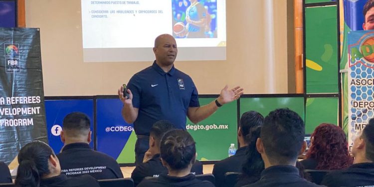 FIBA imparte conferencias a arbitros nacionales