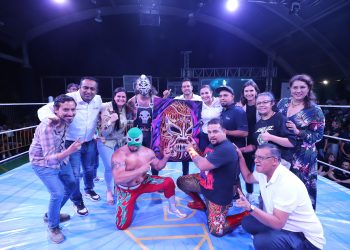 Entregan reconocimiento a Principe Arcano en el II Festival de Dos a Tres Caídas