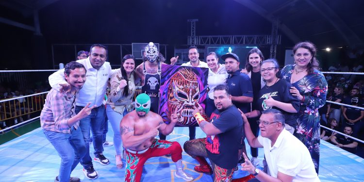 Entregan reconocimiento a Principe Arcano en el II Festival de Dos a Tres Caídas