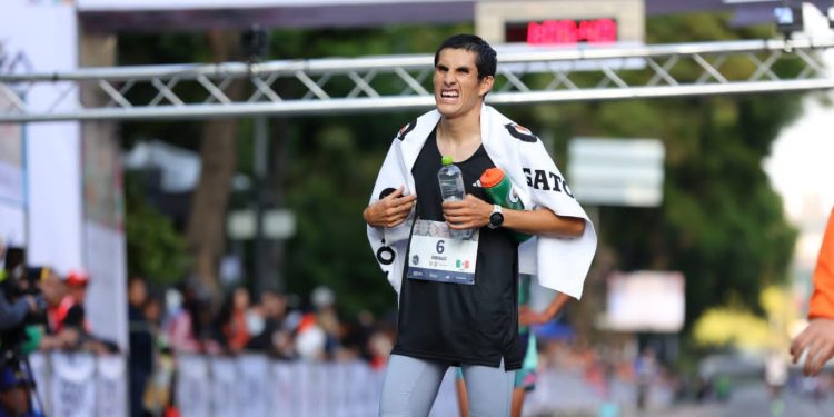 Paco Llamas pone en alto a Guanajuato Capital en el Medio Maratón CDMX