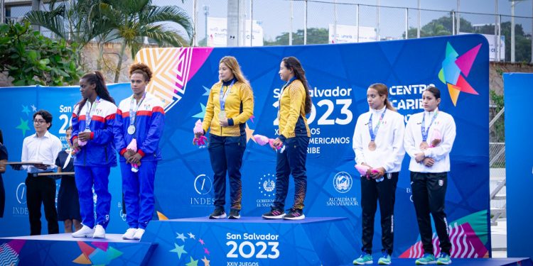 Esmeralda y Carolina se quedaron a 0.14 puntos de la plata en trampolín sincronizado de 3 metros