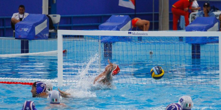 En waterpolo México va por la medalla de bronce, enfrentando a Cuba.