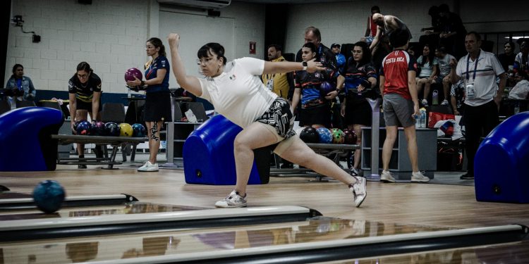 Guanajuatense Iliana Lomelí, entrega Medalla de plata para México en boliche por equipos