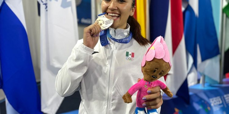Cinthia de la Rue consigue bronce para México en Karate