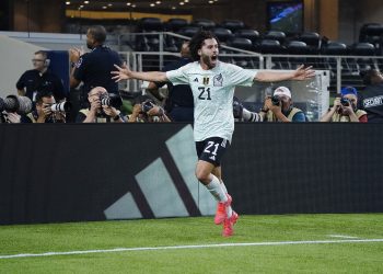 México rescata el empate ante Australia con gol del debutante César Huerta