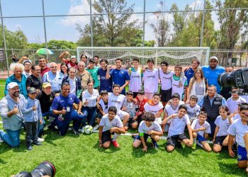 Entregan cancha de futbol en colonia Chapalita de León