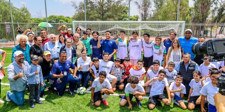 Entregan cancha de futbol en colonia Chapalita de León