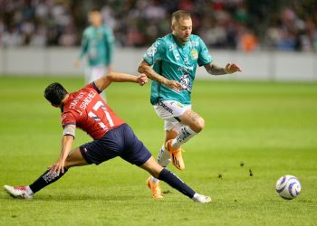 León no camina ni en amistosos y cae ante Guadalajara en Chicago