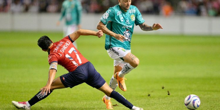 León no camina ni en amistosos y cae ante Guadalajara en Chicago