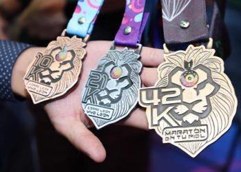 Novedosas playera y medalla engalanan el Maratón León 2023