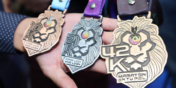 Novedosas playera y medalla engalanan el Maratón León 2023