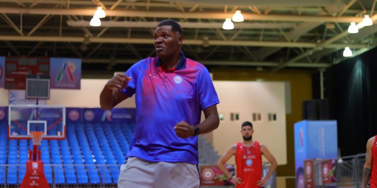 Se va Steve Walton y llega Walter McCarty, ex NBA, al timón de Freseros de Irapuato