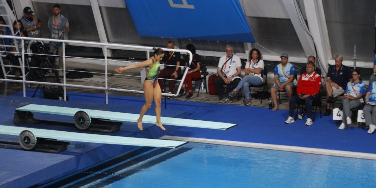 Se queda cerca Arantxa Chávez de la medalla en trampolín de 1m
