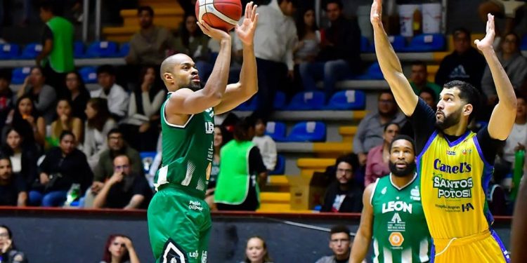 Toman ventaja Abejas de León en casa ante Santos del Potosí
