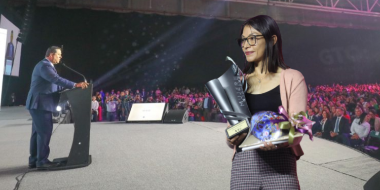 Laura Galván es reconocida como una de las “Mujeres que Cambian el Mundo, Inspirando Grandeza”