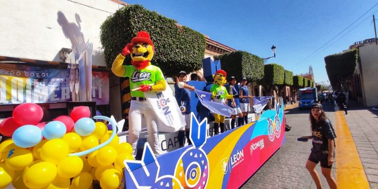 Converge pasado, presente y futuro del deporte leonés en desfile por aniversario de la Revolución Mexicana