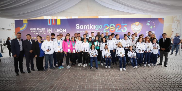Entregan reconocimiento e incentivo económico a deportistas medallistas leoneses