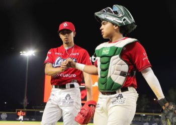 Firman Marineros de Seattle a lanzador de Bravos de León de 17 años
