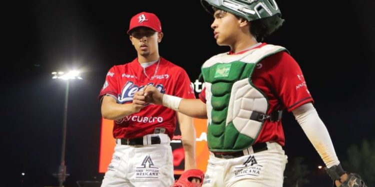 Firman Marineros de Seattle a lanzador de Bravos de León de 17 años