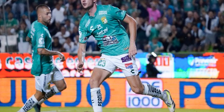 León batalla, pero derrota a Juárez y se mete al play-in