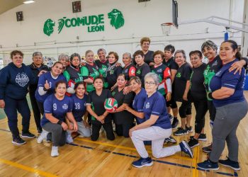 Adultos mayores se lucen en el 1er Torneo Regional de Cachibol