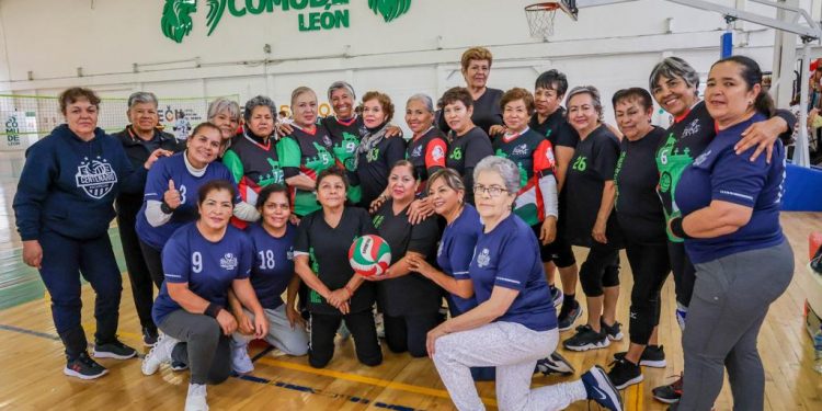 Adultos mayores se lucen en el 1er Torneo Regional de Cachibol