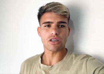 Alan Medina acompaña a Jorge Bava en su llegada al Club León