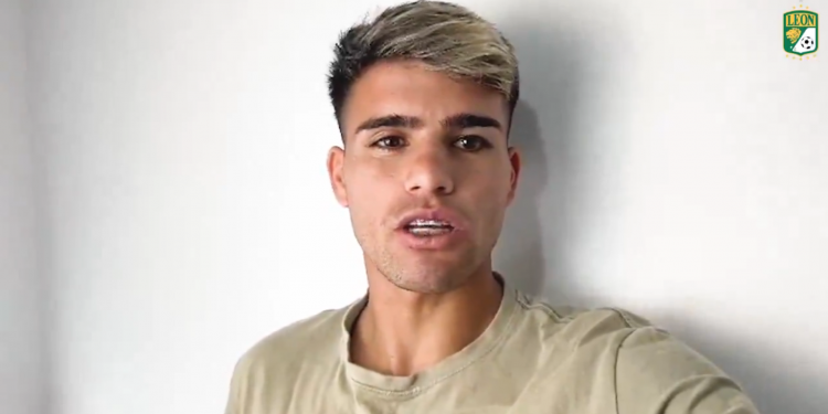 Alan Medina acompaña a Jorge Bava en su llegada al Club León