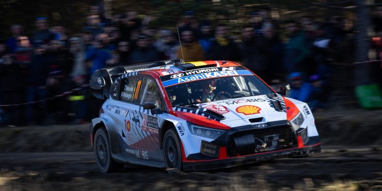 Neuville se enfila a ganar el Rallye de Montecarlo