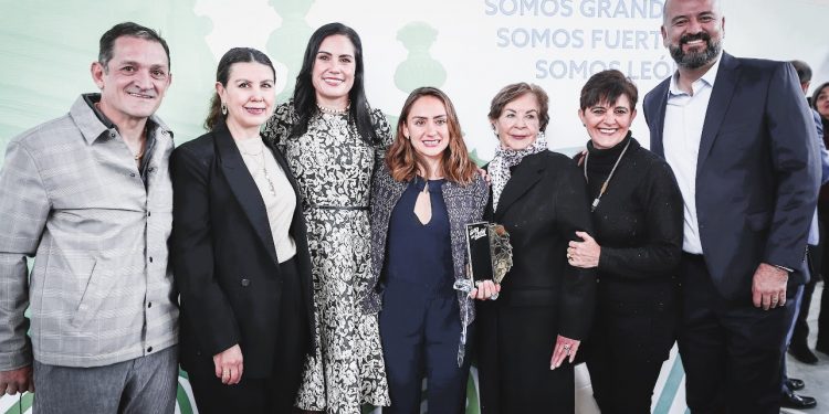 Reconocen a la triatlonista Sara Roel con el galardon ‘Soy de León’