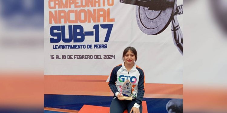 Kelly Alejandra López, campeona nacional absoluta de halterofilia sub 17