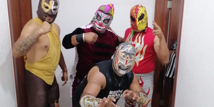 Presentan función de lucha libre en deportiva Nuevo Milenio