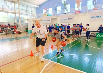Deslumbra coach NBA Bob Mackinnon en clínica de basquetbol en León