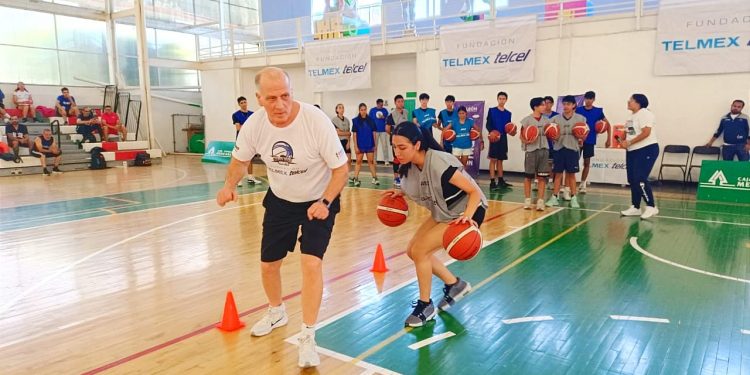 Deslumbra coach NBA Bob Mackinnon en clínica de basquetbol en León
