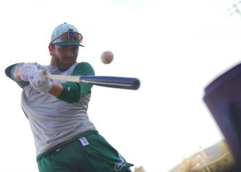 Jonrón de Micker Adolfo guía triunfo de Bravos sobre Charros en Uriangato