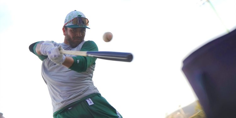 Jonrón de Micker Adolfo guía triunfo de Bravos sobre Charros en Uriangato