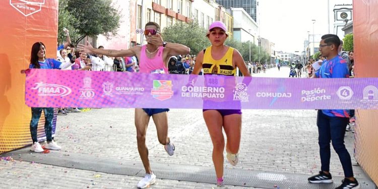 Guanajuatenses Azucena Rodríguez y Eduardo Rodríguez, se llevan el Medio Maratón Irapuato 2024