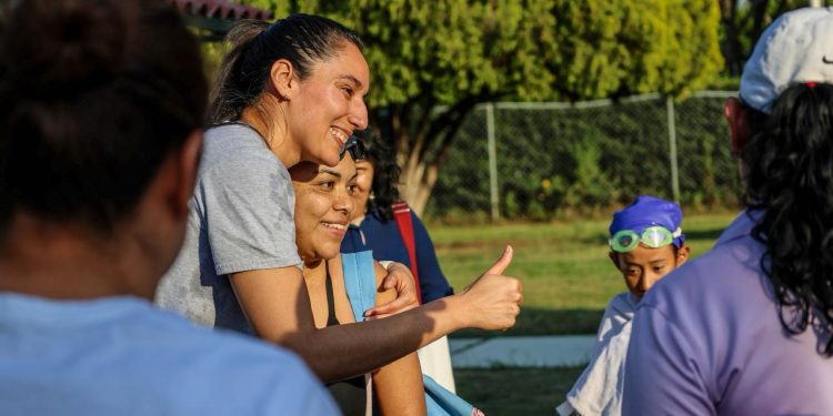 Convive Liliana Ibáñez con leoneses previo a su participación en el Encuentro Mujer y Deporte