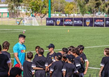 Da inicio el campamento de futbol del Valencia CF en León