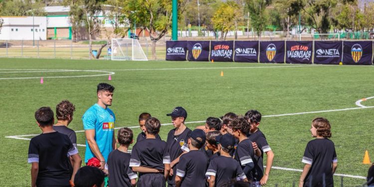 Da inicio el campamento de futbol del Valencia CF en León