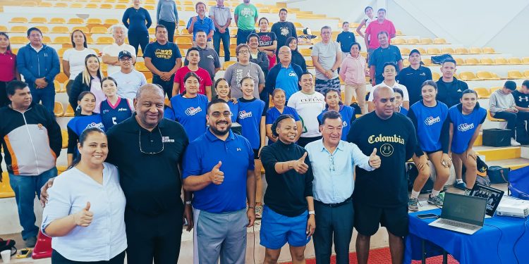 Entrenadores celayense de basquetbol reciben clínica con ponentes internacionales