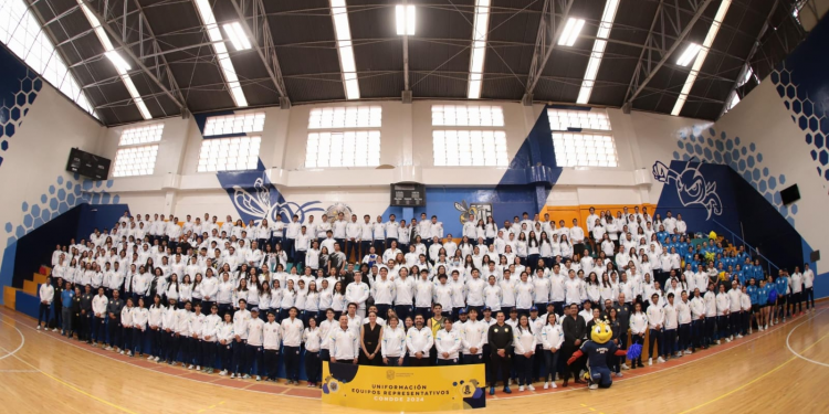 Deportistas de la UG reciben uniformes para la Universiada Nacional CONDDE 2024