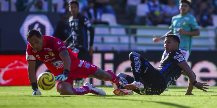 Ofrece León su peor tarde en semanas y Querétaro se queda con el triunfo