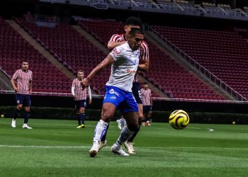Bronca el Tapatío vs Celaya; Hugo Camberos termina en el hospital