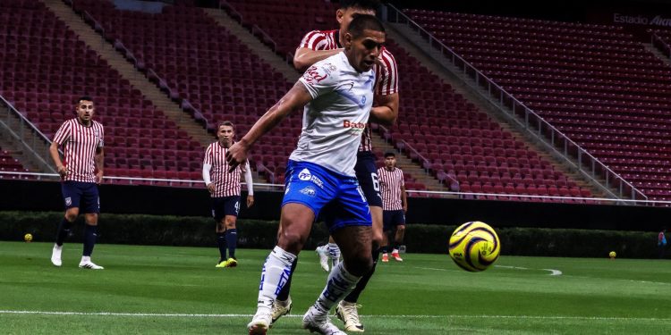 Bronca el Tapatío vs Celaya; Hugo Camberos termina en el hospital