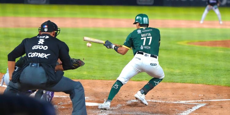 Se le escapa la barrida a Bravos de León ante Conspiradores