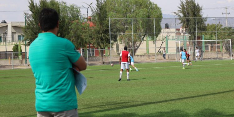 Buscan jóvenes alcanzar su sueño en las visorías del Club León y Comude León